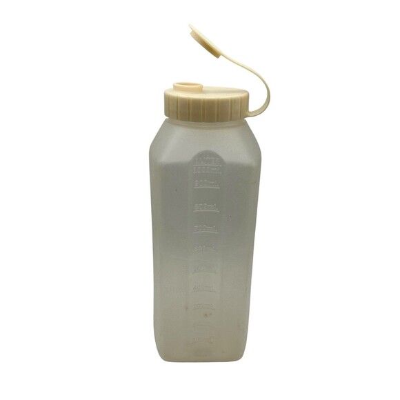Rubbermaid Servin Saver 1 Qt Drink Storage Bottle with Almond Pop Open Lid 2467 - Picture 1 of 5